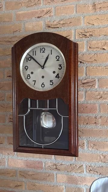 Zeer mooie Westminster hangklok met facet  glas art deco beschikbaar voor biedingen