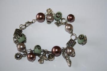 Prachtige armband met kralen en bedels in groen en bruin beschikbaar voor biedingen