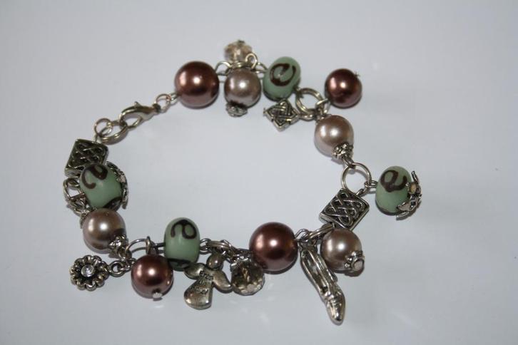 Prachtige armband met kralen en bedels in groen en bruin, Sieraden, Tassen en Uiterlijk, Armbanden, Nieuw, Hout, Ophalen of Verzenden
