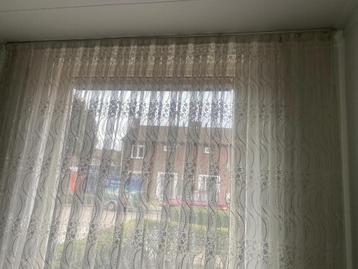 Mooie witte gordijnen met bloemmotief beschikbaar voor biedingen