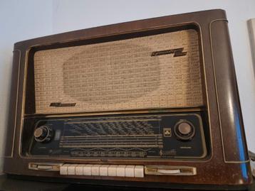 Grundig 5040W3D buizenradio met extra kast beschikbaar voor biedingen