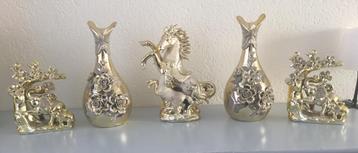 Heel grote Gouden Woonaccessoires 3 beelden en 2 vazen beschikbaar voor biedingen