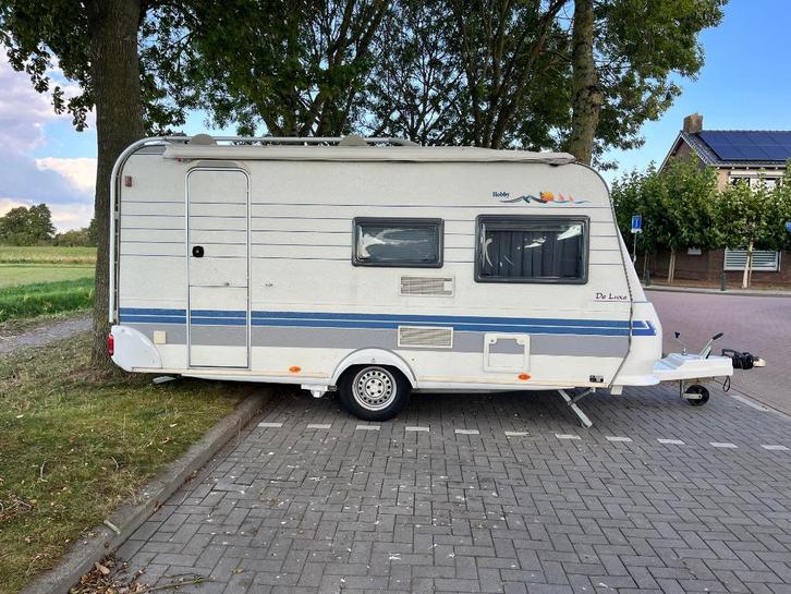 Hobby De Luxe 440 SF + voortent + zakluifel + mover, Caravans en Kamperen, Caravans, Particulier, tot en met 4, 750 - 1000 kg