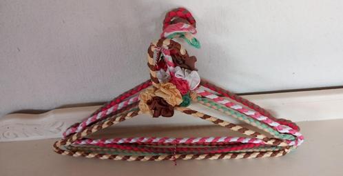 5 vintage retro klassiek landelijk kledinghangers , zo leuk!, Kleding | Dames, Kledinghangers, Gebruikt, Satijn, Kinderen en Volwassenen