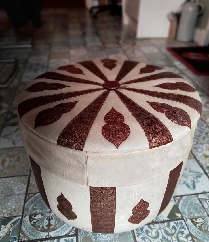 Oosterse Arabische wit lederen poef met rood goud accenten, Huis en Inrichting, Banken | Voetenbanken en Poefen, Zo goed als nieuw