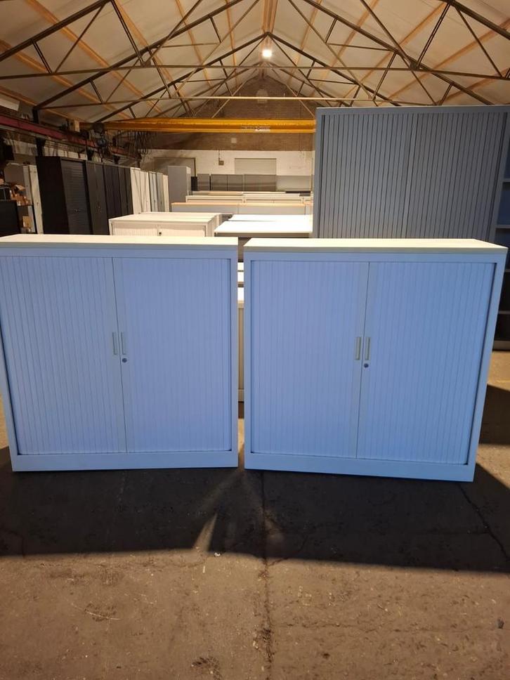 2 metalen roldeurkasten met 2 legborden, 132 hoog, Huis en Inrichting, Kasten | Roldeurkasten en Archiefkasten, Gebruikt, 100 tot 150 cm