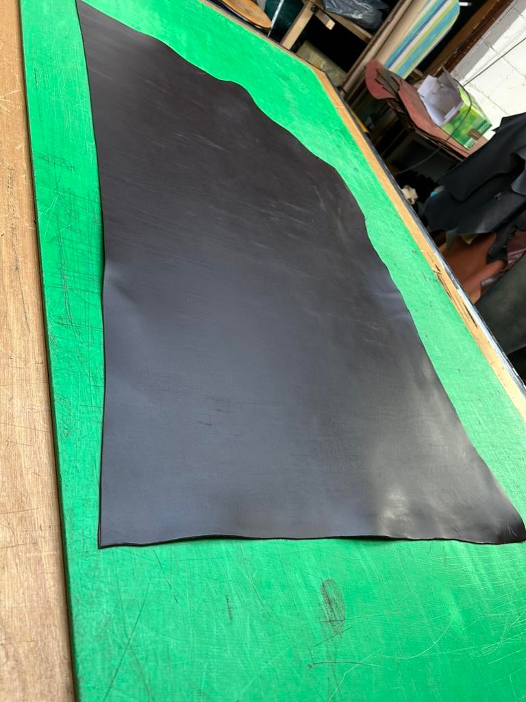 2 donker bruin tuigleer lappen 1.8-2 mm dikte half soepel, Bruin, Leer of Kunstleer, Ophalen of Verzenden, Zo goed als nieuw