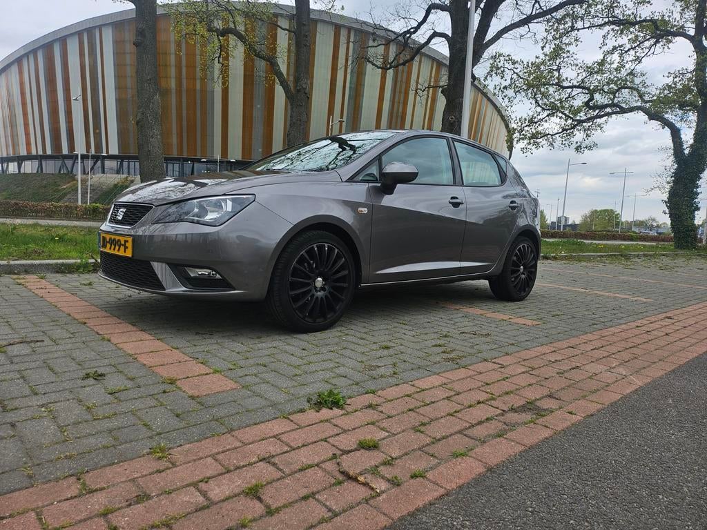 Seat Ibiza 1.0 TSI 70KW 5DRS 2015 Grijs plus extra velgen, Auto's, Seat, Particulier, Ibiza, Benzine, A, Hatchback, Handgeschakeld
