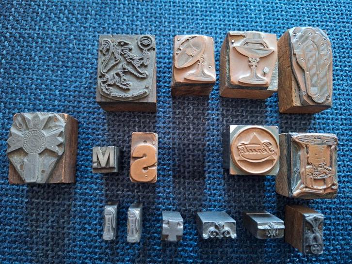 15 reclame drukkerij reliëfs zoals Purol, Marque Deposee enz, Antiek en Kunst, Curiosa en Brocante, Ophalen