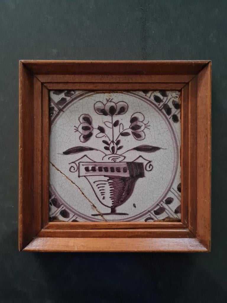 Antieke wandtegel met bloemmotief in houten lijst, Ophalen of Verzenden