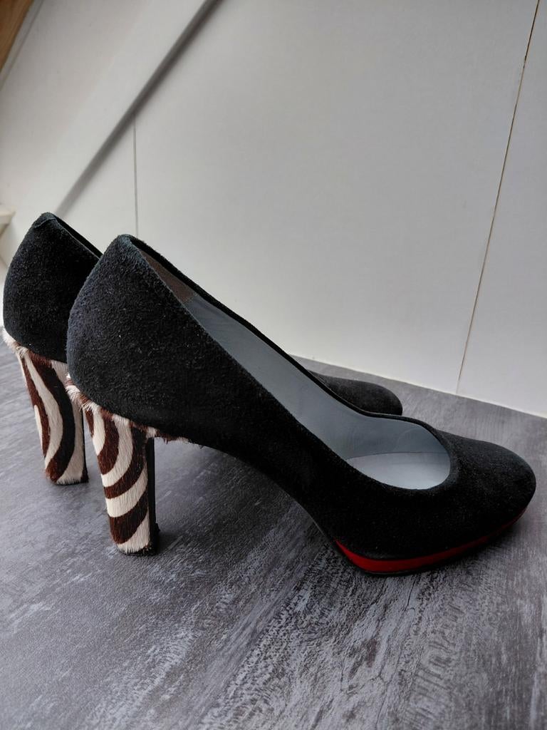 Colori zwart suède pumps  zebra hak en rood accent - Maat 40, Pumps, Zwart, Ophalen of Verzenden, Gedragen