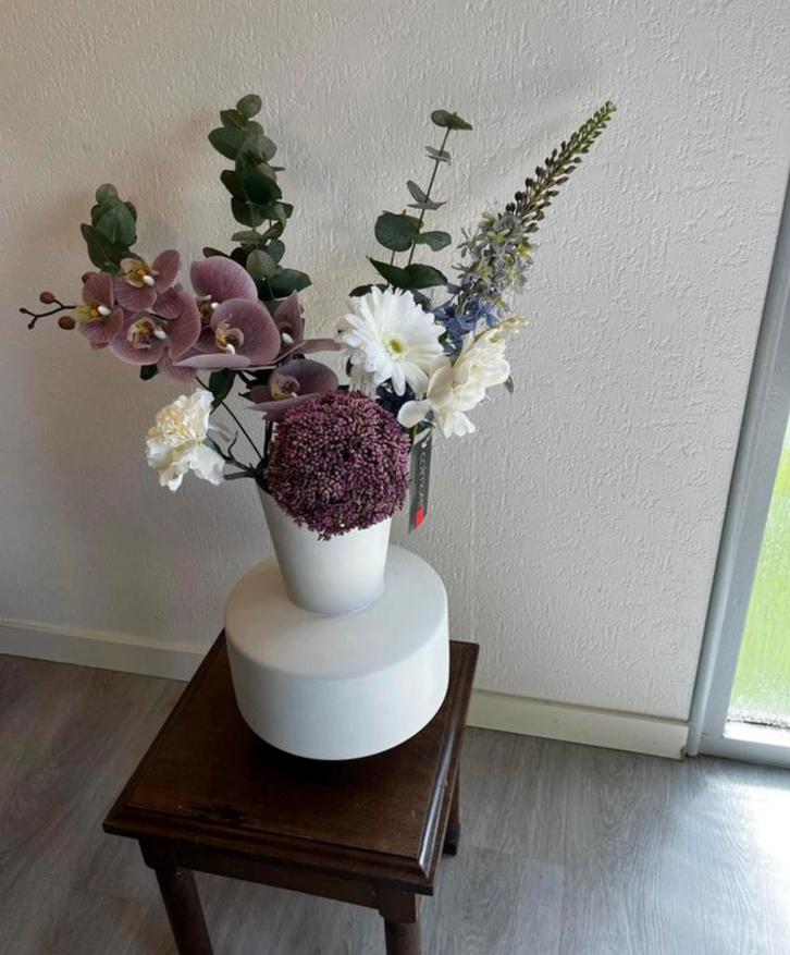 Orchidee en allium kunstbloemen boeket lila wit nieuw, Huis en Inrichting, Woonaccessoires | Zuilen en Pilaren, Zo goed als nieuw