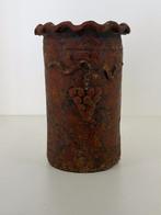 Rustieke keramieken vaas met druivenmotief, Gebruikt, Overige kleuren, Aardewerk of Porselein, Ophalen of Verzenden