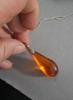 Antieke barnsteen hanger met echte  zilveren haakje, Gebruikt, Overige voorstellingen, Oranje, Ophalen of Verzenden