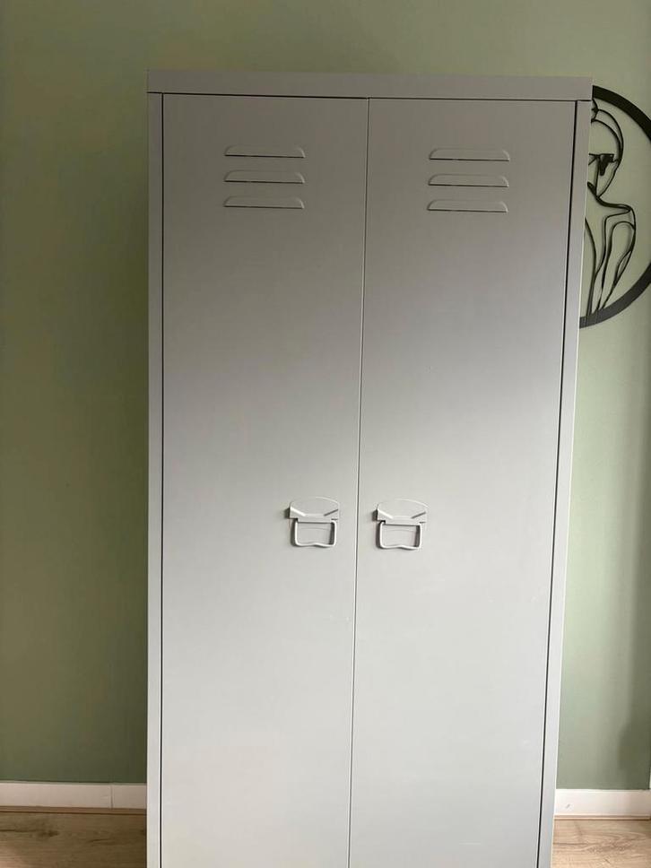 Stoere stalen hangkast, Antiek en Kunst, Antiek | Meubels | Kasten, Ophalen of Verzenden