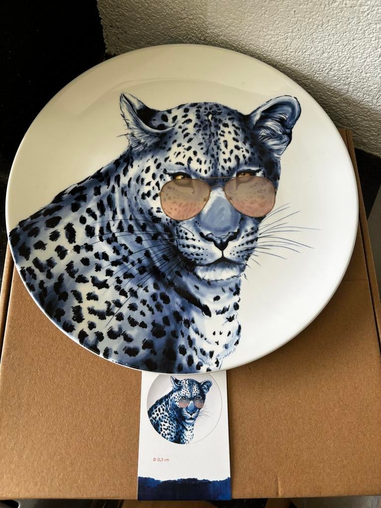 Wandbord luipaard met zonnebril van Heinen Delfst Blauw, Keramiek, Nieuw, Ophalen of Verzenden, Bord(en)