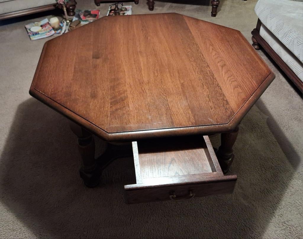 Achtkantige eiken salontafel met lade en webbing, Ophalen