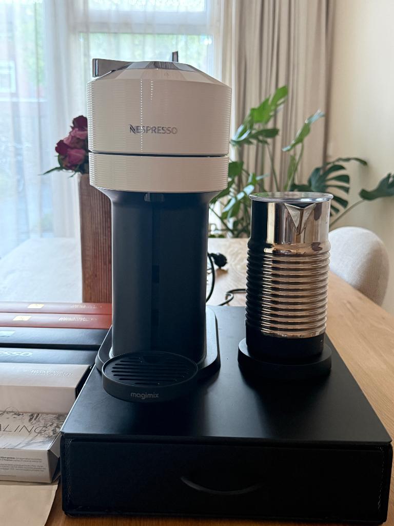 Nespresso Vertuo Next met Aeroccino,capsules houder+capsules, Witgoed en Apparatuur, Koffiezetapparaten, Koffiemachine, Ophalen of Verzenden