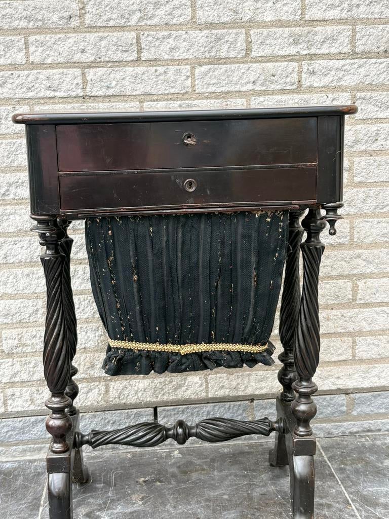 Zwart gelakte naaitafeltjeMaten,zie foto., Ophalen