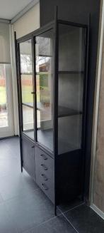 Zwarte metalen vitrinekast, Ophalen, Met deur(en), 50 tot 100 cm, Zo goed als nieuw