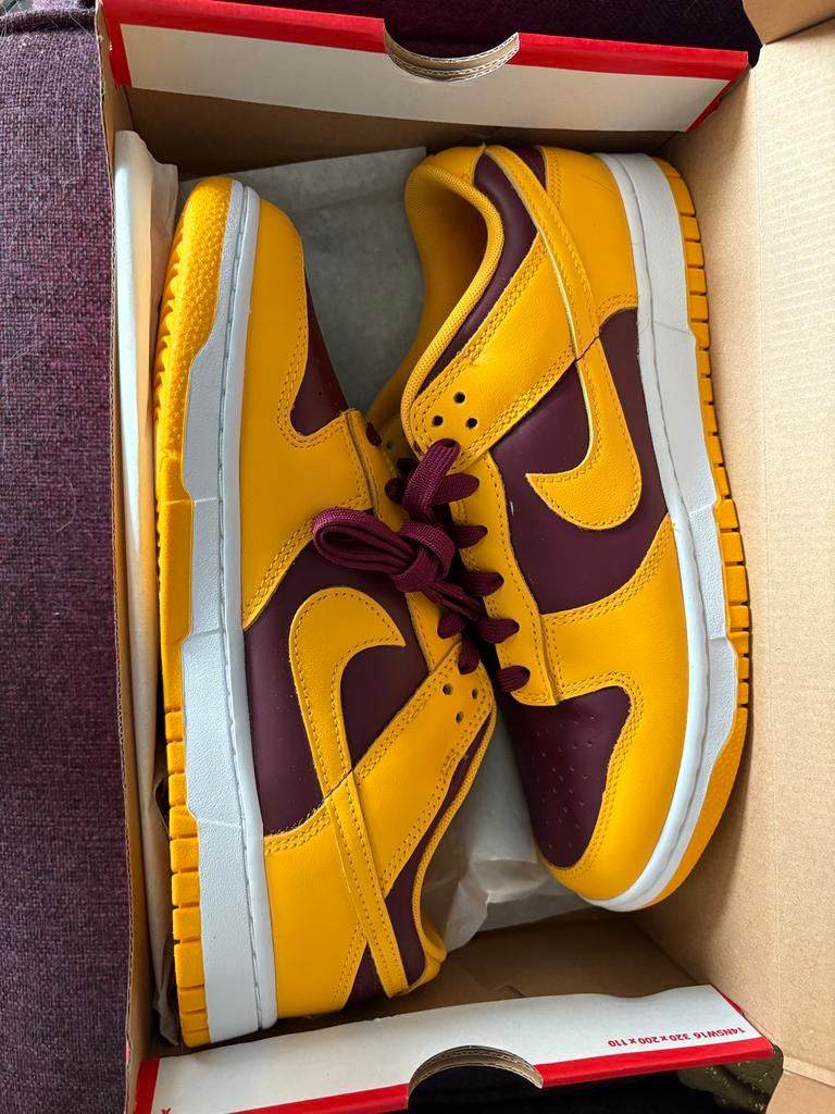 Nike Dunk Low Retro University Gold/Burgundy - Nieuw in doos, Kleding | Heren, Schoenen, Ophalen of Verzenden, Nieuw, Overige kleuren