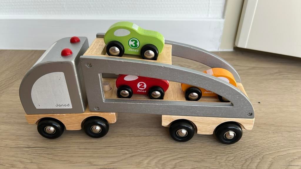Janod dieplader met 3 auto’s hout, Ophalen of Verzenden, Gebruikt