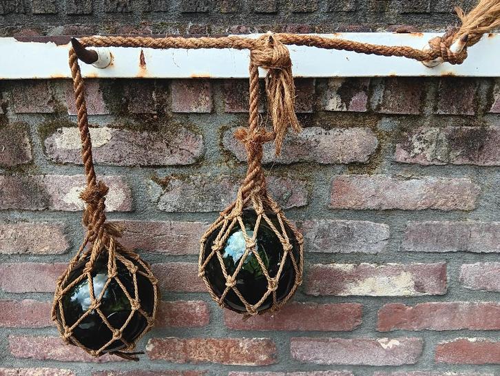 2 Vintage macramé met grote glazen bol drijver groen Ø14 cm, Antiek en Kunst, Curiosa en Brocante, Ophalen of Verzenden