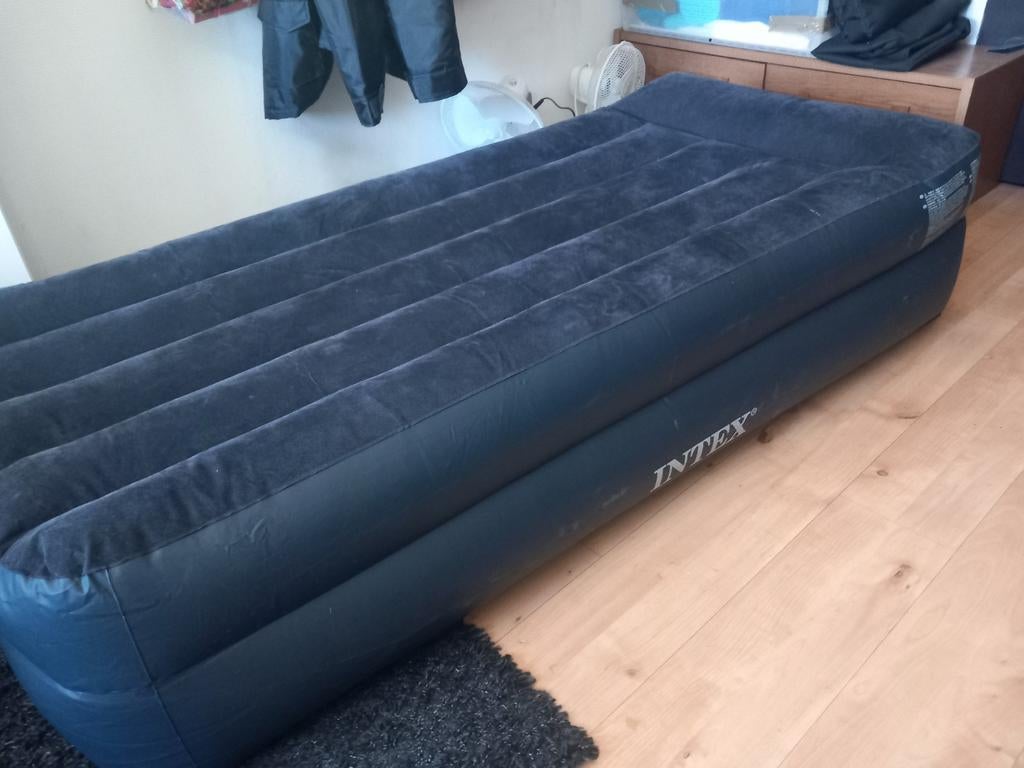 Intex oplaadbaar bed, Caravans en Kamperen, Luchtbedden, Ophalen of Verzenden, Ingebouwde pomp, Zo goed als nieuw, 1-persoons