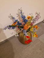 Lente boeket kunstbloemen met goudkleurige vaas, Huis en Inrichting, Woonaccessoires | Vazen, Overige materialen, Overige kleuren