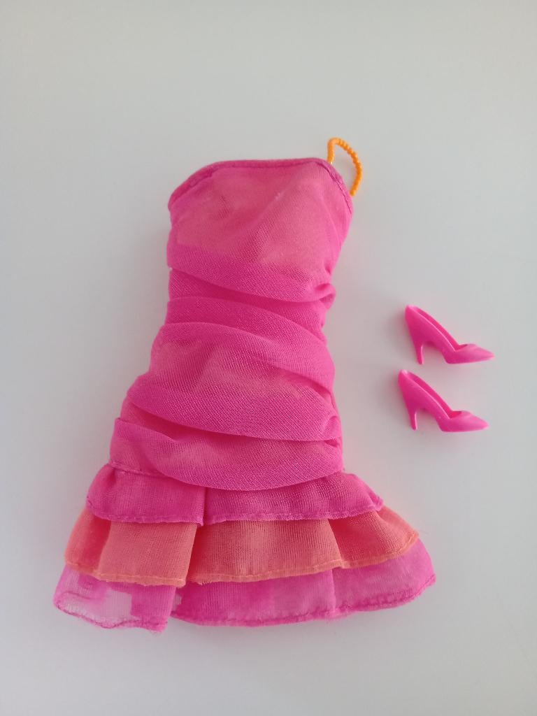 Korte Barbie jurkjes voorzien van een Barbielabel 11 foto's, Ophalen of Verzenden, Gebruikt, Kleertjes