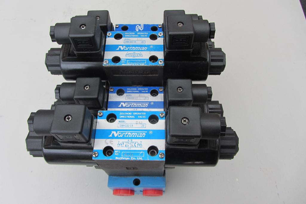 Ventielenblok Hydrauliek  4 voudig  12 Volt  320 bar, Ophalen of Verzenden, Gebruikt