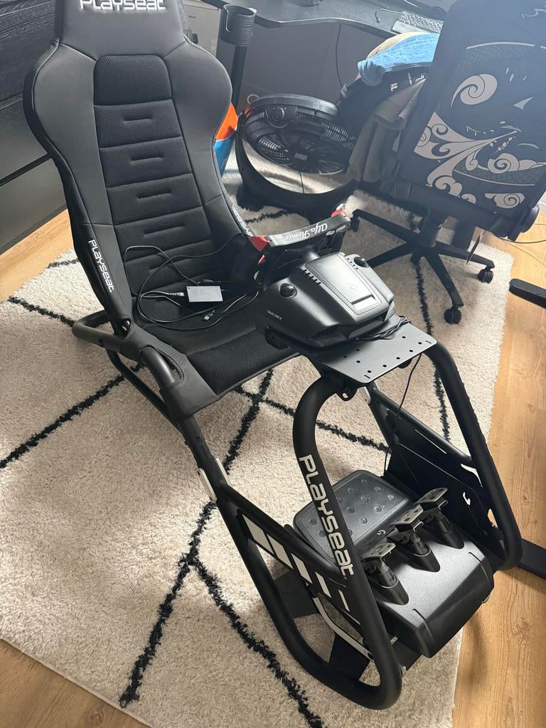 Trophy Playseat Race Simulator met Logitech Stuur, Spelcomputers en Games, Ophalen, 1 speler, Racen en Vliegen, Zo goed als nieuw
