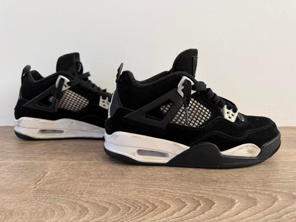 Air Jordan 4 Retro Zwart Maat 37 - Iconische Sneakers, Schoenen, Ophalen of Verzenden, Zo goed als nieuw, Jongen