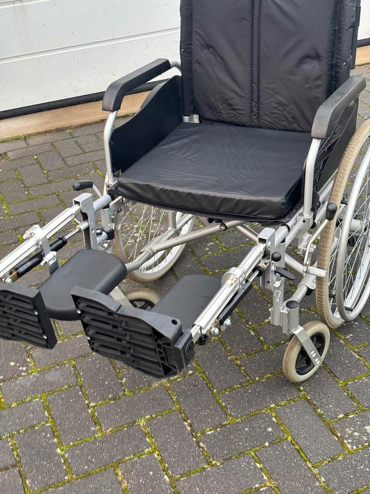 Excel Rolstoel verstelbare beensteunen tot recht vooruit., Diversen, Rolstoelen, Zo goed als nieuw, Handbewogen rolstoel, Inklapbaar