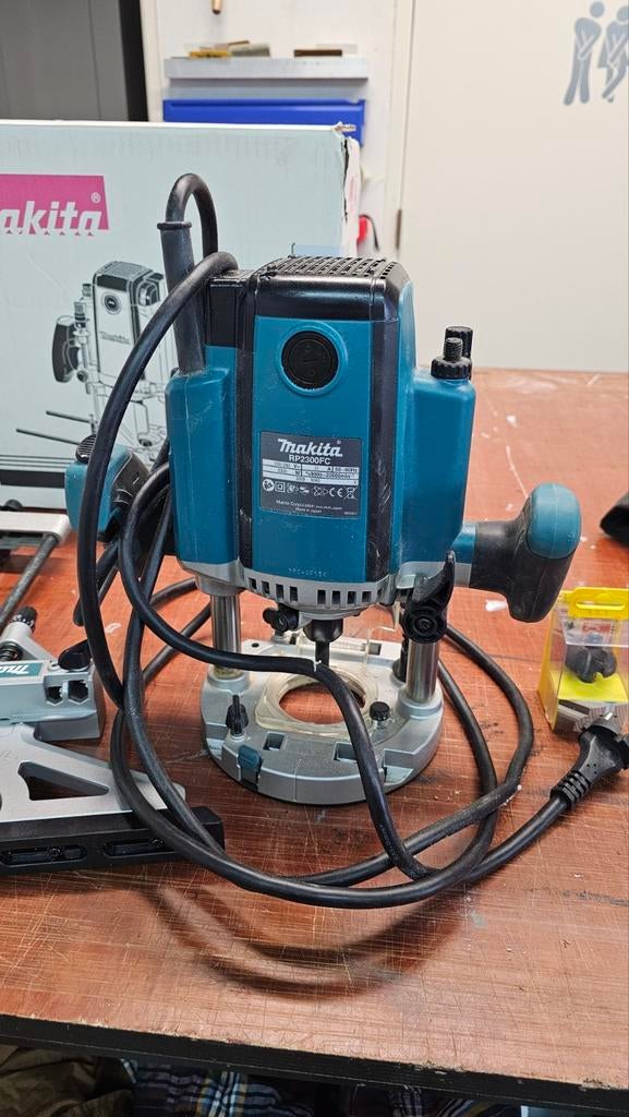 Makita RP2300FC Bovenfrees met accessoires, Ophalen of Verzenden, Zo goed als nieuw, Elektrisch, Makita