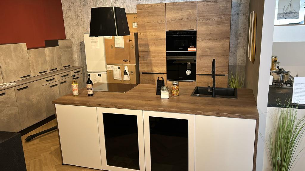 eilandkeuken met kastenwand uitgevoerd in Havanna met wit, Overige typen, Nieuw, Ophalen of Verzenden, Met kookeiland