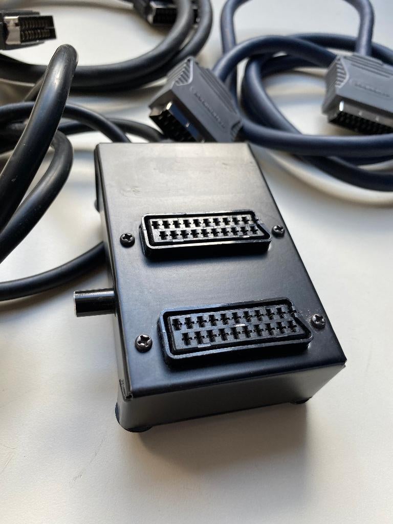 2 poorts scartschakelaar met 2 scartkabels, Audio, Tv en Foto, Audiokabels en Televisiekabels, Ophalen of Verzenden, Gebruikt