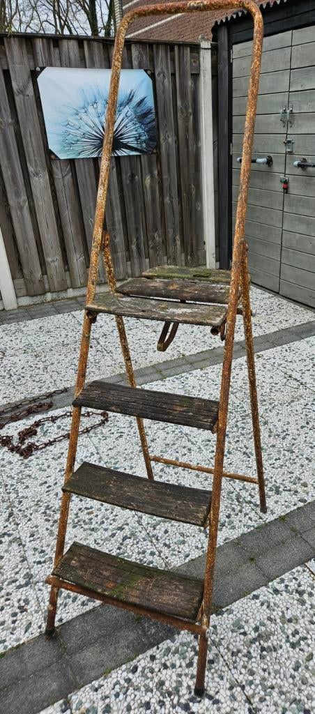 GRATIS Oude roestige trap, Doe-het-zelf en Verbouw, Ladders en Trappen, Ophalen, Gebruikt, Trap, Minder dan 2 meter