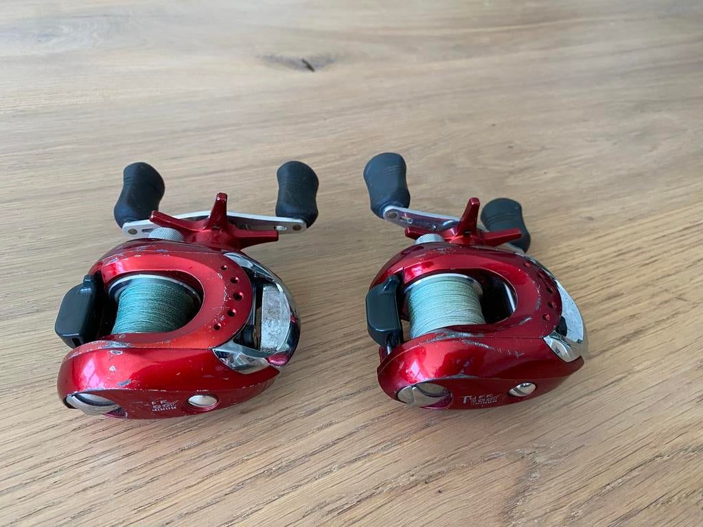 2 Spro Red Arc reeltjes met gevlochten lijn, Watersport en Boten, Hengelsport | Roofvissen, Ophalen of Verzenden, Gebruikt, Molen
