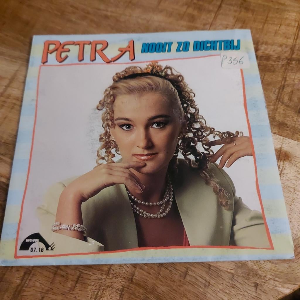 Petra / nooit zo dichtbij, Ophalen of Verzenden, Zo goed als nieuw, Nederlandstalig