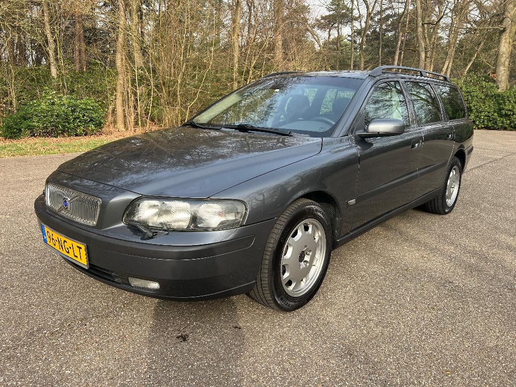 Volvo V70 2.4 170PK 2003 APK 1-3-2027 Trekhaak Clima Cruise, Auto's, Voorwielaandrijving, 1800 kg, Zwart, Leder en Stof