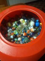 Grote verzameling knikkers in rode dobbelsteen vorm, Ophalen, Gebruikt, Jongen of Meisje