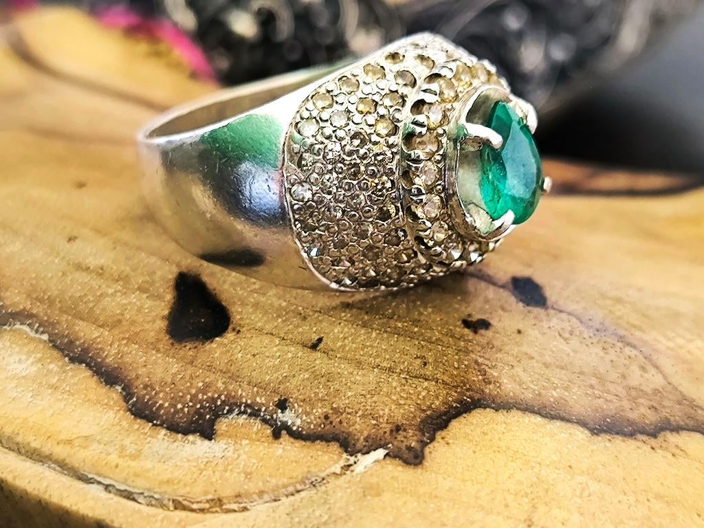 Zilveren ring met spirituele, groene smaragd - kris keris, Antiek en Kunst, Ophalen of Verzenden