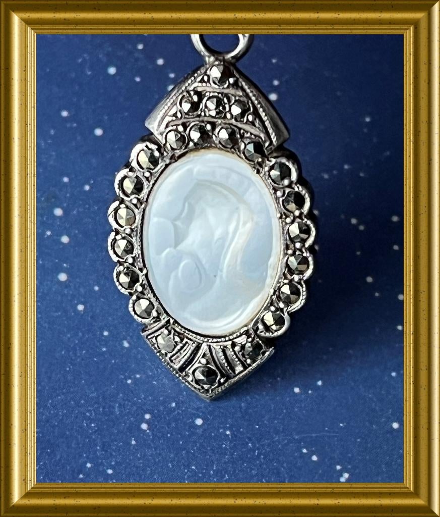 Oud klein zilveren hangertje: markasiet, parelmoer portret, Sieraden, Tassen en Uiterlijk, Antieke sieraden, Ophalen of Verzenden