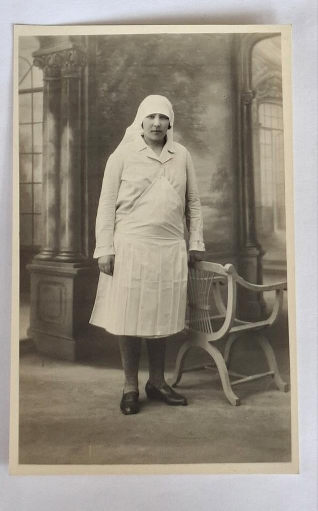 Fotokaart- studioportret- verpleegster- schort- Frankrijk, Ophalen of Verzenden, Voor 1940, Overige onderwerpen, Foto
