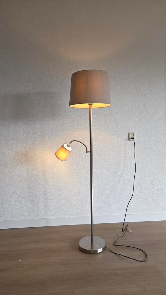 Schemerlamp met aparte leeslamp - lichtbruine stoffen kappen, Huis en Inrichting, Lampen | Vloerlampen, Ophalen, Gebruikt, Stof