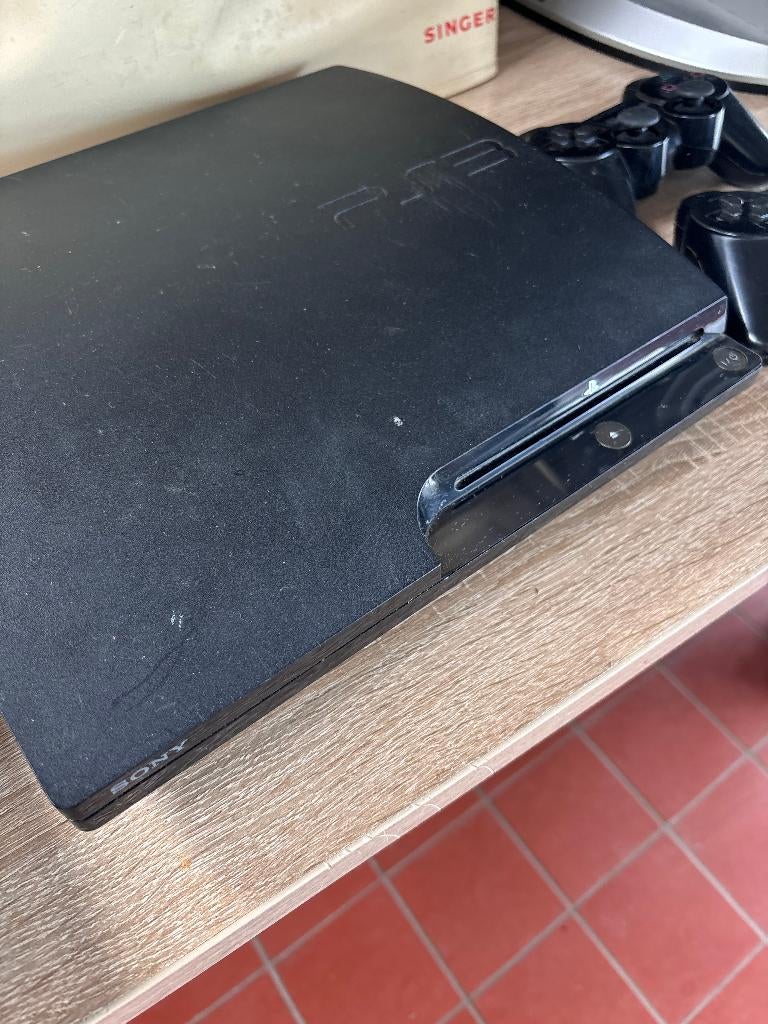 Sony PlayStation 3 Slim Zwart Kunststof Twee Controllers, Ophalen, Gebruikt, Met 2 controllers, Slim