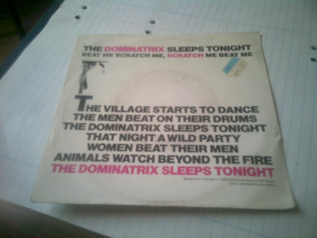 DOMINATRIX THE DOMINATRIX SLEEPS TONIGHT -BEAT ME, 7 inch, 1980 - 1989, Ophalen of Verzenden, Zo goed als nieuw