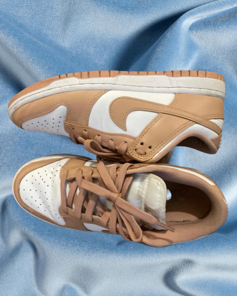 Mooie Nikes Low Dunk - Wit met bruin/beige/lever, Kleding | Dames, Schoenen, Bruin, Nike, Ophalen of Verzenden, Sneakers of Gympen