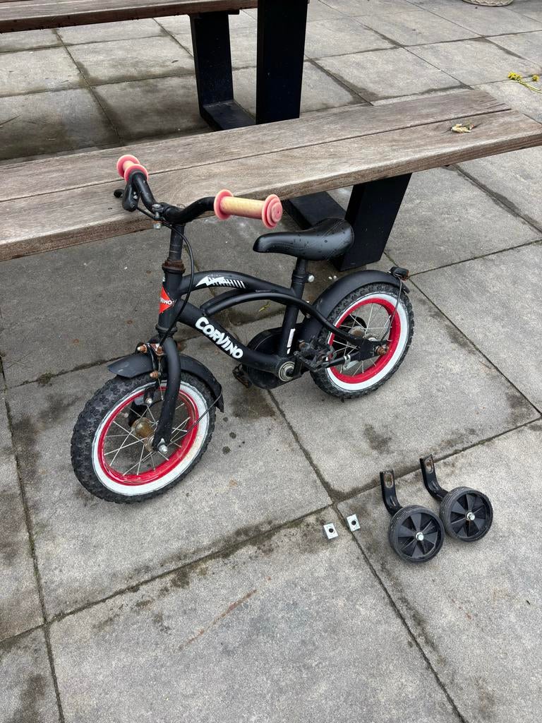 Corvino kinderfietsje met zijwieltjes, Ophalen of Verzenden, Gebruikt, Minder dan 16 inch, Zijwieltjes